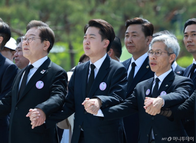 '5.18 기념식' 이재명·이준석·<b>권영국</b> 나란히…김문수는 어제 참배
