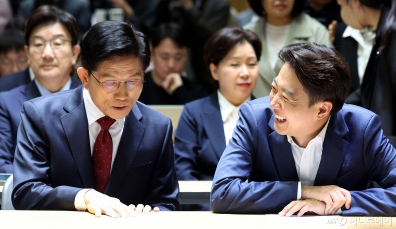 <b>김문수</b>-이준석 <b>지지율</b> 동반 <b>상승</b>…"<b>김문수</b> 40% 넘기면 단일화 탄력"