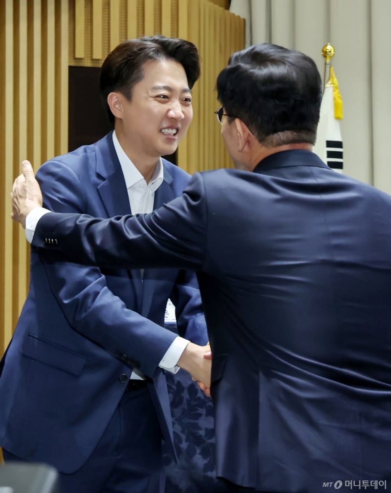 이재명 내리고, <b>김문수</b>-이준석 동반 상승…<b>김문수</b> 40% 넘으면 단일화?