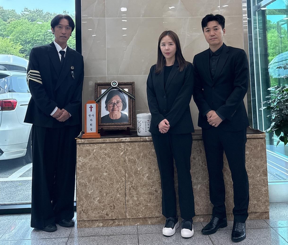 '<b>모친상</b>' <b>빽가</b> 옆 지킨 김종민·신지 "한달 전 밝게 웃으셨는데…"