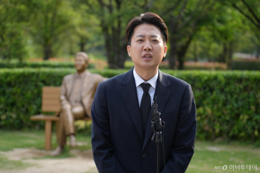 (Gimhae=News1) = Presidential candidate Lee Joon-seok of the Reform New Party visits the grave of late former President Roh Moo-hyun on the 16th anniversary of his death, on the morning of the 23rd in Bongha Village, Gimhae, Gyeongsangnam-do, answering questions from reporters after paying respects. (Provided by Reform New Party, resale and DB