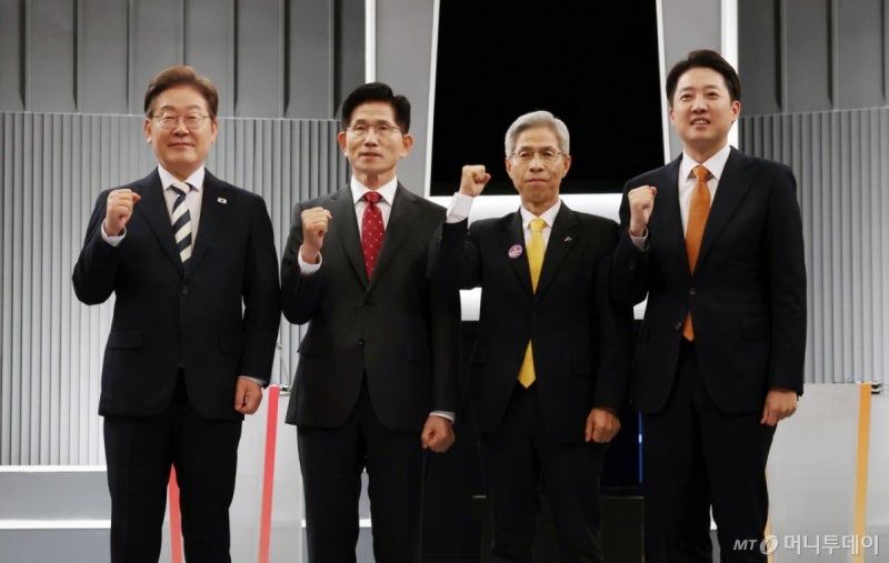 거세진 김문수·이준석 협공...<b>이재명</b> "정치, 비판만으로 할 수 있지 않...