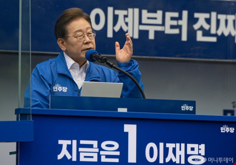 김문수·이준석과 <b>지지율</b> 전쟁에 이재명 전략은? "3표만 더"