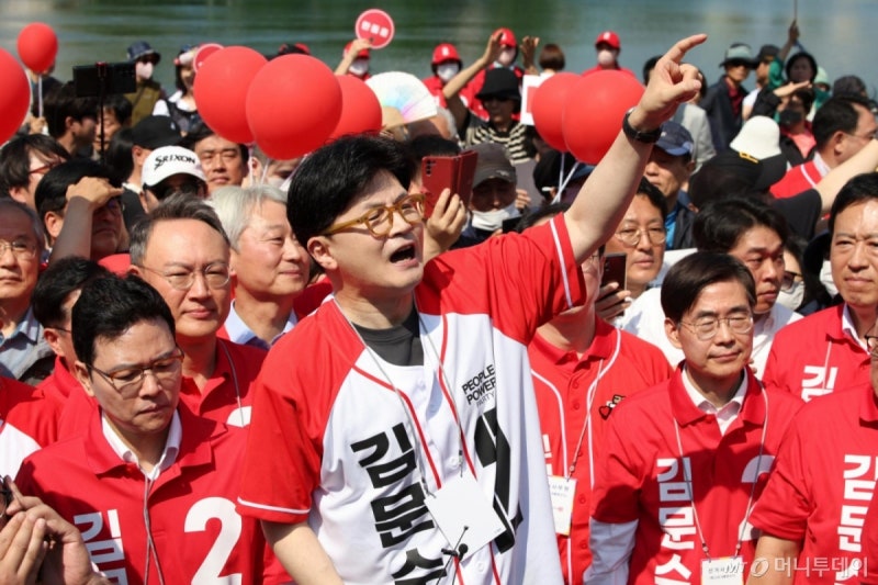 '<b>김문수</b>' 옷 처음 입은 <b>한동훈</b> "친윤 <b>구태 청산</b>하면 지지율 오른다"