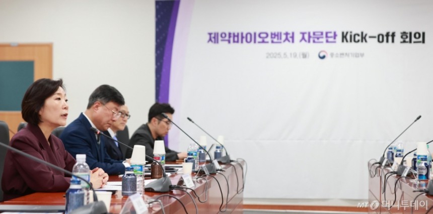 [서울=뉴시스] 오영주 중소벤처기업부 장관이 19일 대전 한국생명공학연구원에서 열린 ‘제약바이오벤처 자문단 Kick-off 회의’에서 모두 발언을 하고 있다. (사진=중소벤처기업부 제공) 2025.05.19. *재판
