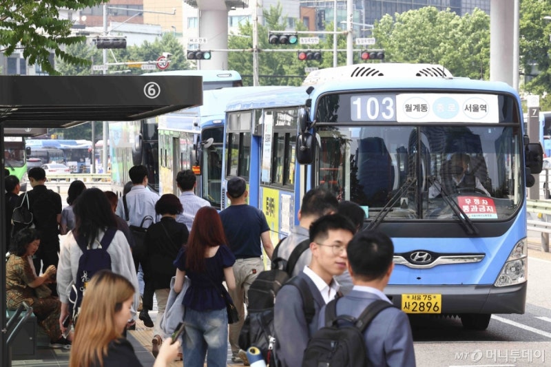 출근길 대란 피했다…서울 <b>시내버스</b> 노조 '총<b>파업 유보</b>'