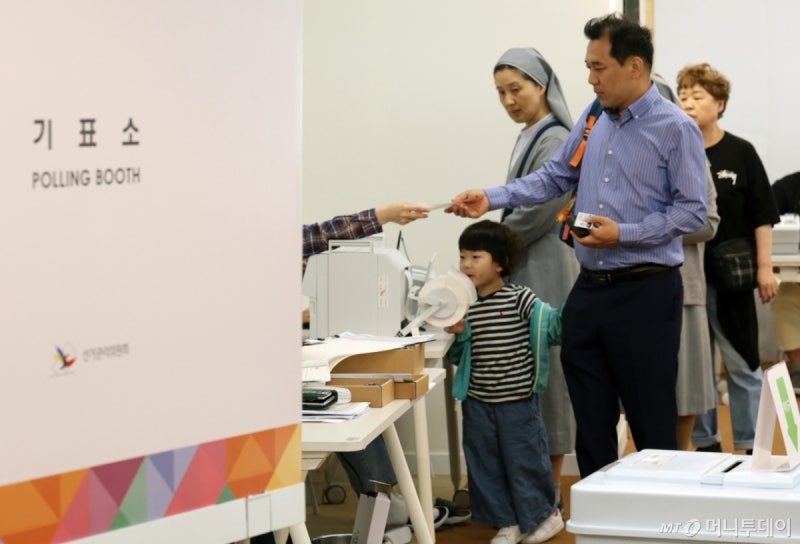 오전 10시 <b>사전투표율</b> 5.24% '<b>역대 최고</b>'…전남 10.9%·대구 3.2%