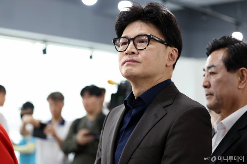 <b>한동훈</b>, <b>광주</b>서 사전투표 "지는 걸 알면서 싸우는 사람 이해해주길"