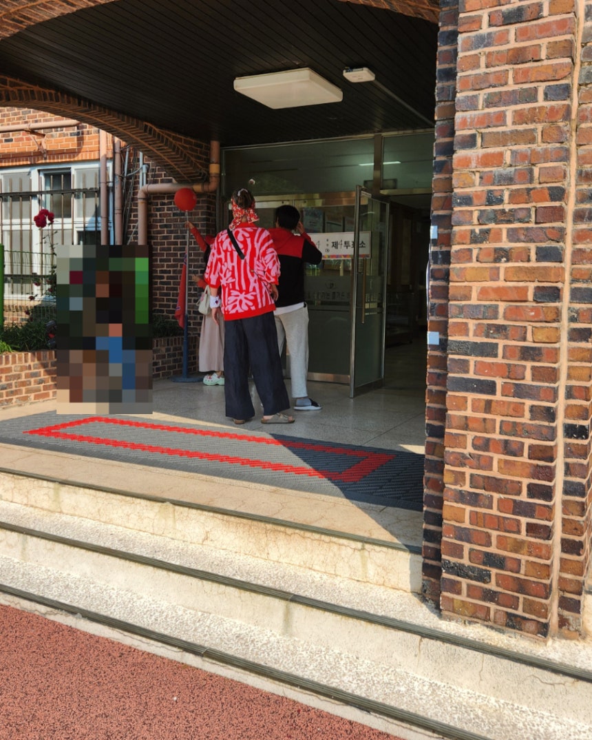 3일 오전 8시50분쯤 윤석열 전 대통령 투표구가 속한 서울 서초구 서초4동 원명초등학교 투표소에 '대통령 김문수'라고 적힌 풍선이 발견됐다./사진=김미루 기자