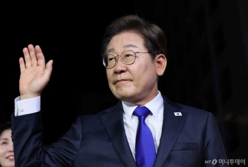 [단독] 당사 찾은 <b>이재명</b> <b>당선</b>인 "해야 할 일 많다…경제 빨리 성과 내자...