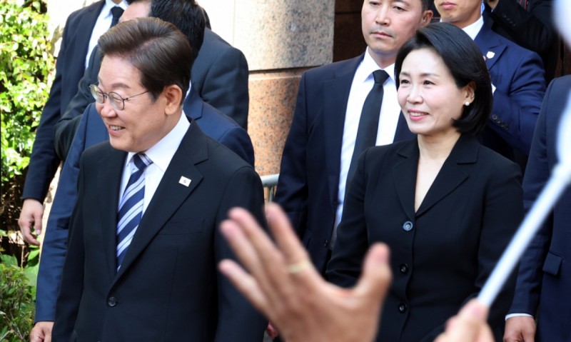 <b>이재명 대통령</b> 옆 <b>경호</b>처 대신 경찰…"당분간 유지하라" 왜?