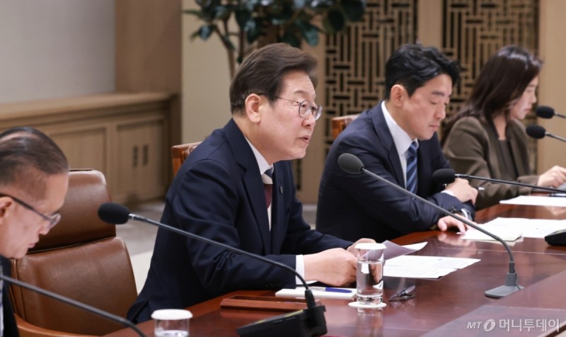李대통령, 비상경제TF서 <b>추경</b> 논의···개인번호 주며 "아이디어 달라...