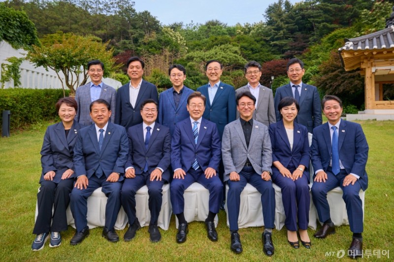 '與 지도부 만찬' 이재명 대통령 "<b>원팀 정신</b>, 든든한 동지들 깊은 감사...