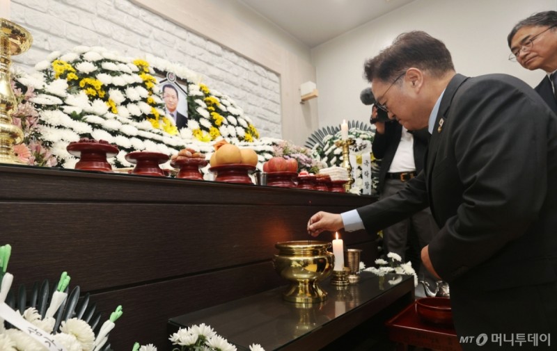 우원식, '<b>태안</b>발전소 사망' <b>김충현</b>씨 조문 "신속 조사해 책임 규명"