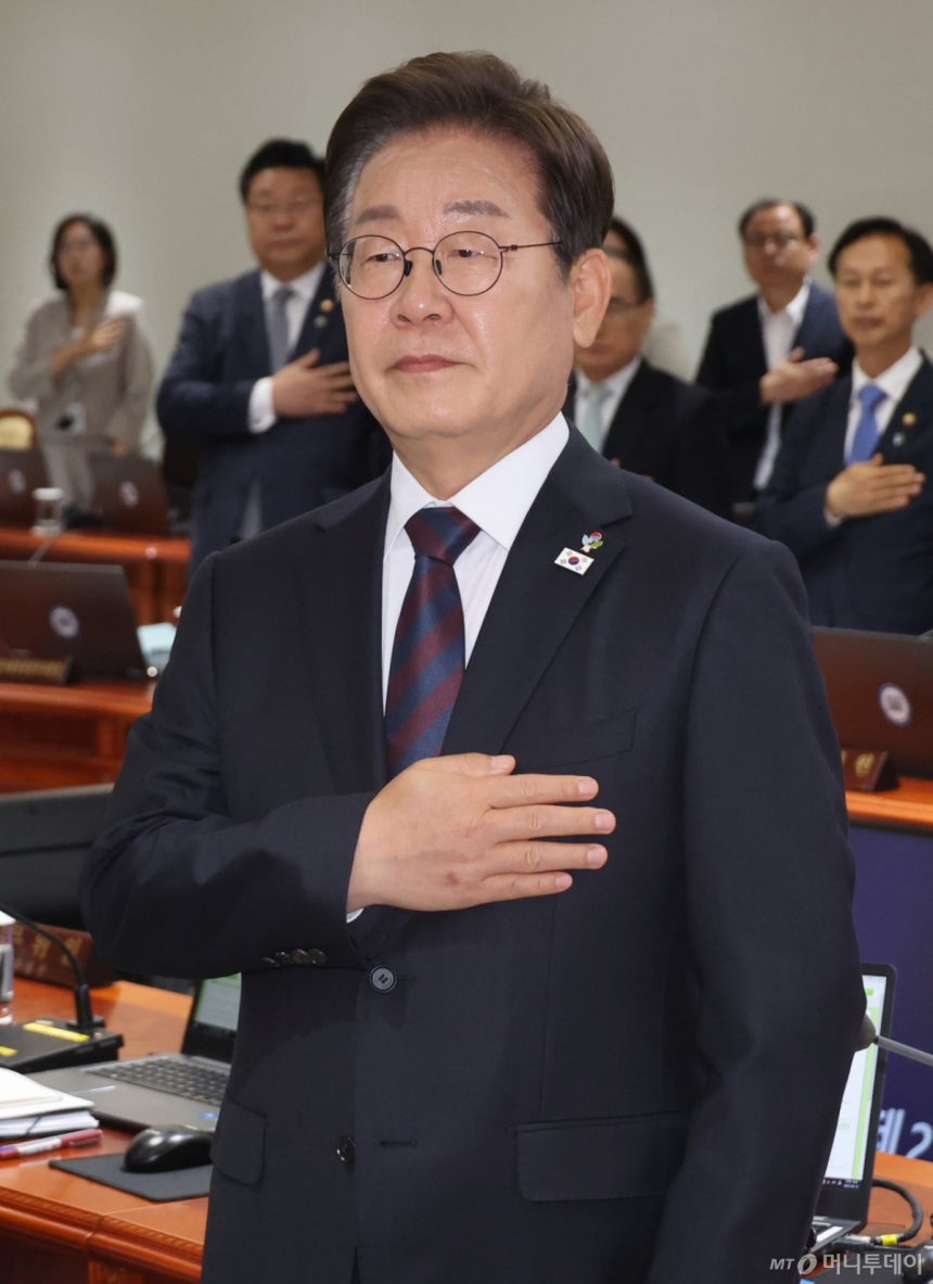 [서울=뉴시스] 최진석 기자 = 이재명 대통령이 10일 서울 용산 대통령실에서 열린 국무회의에서 국기에 경례하고 있다. (대통령실통신사진기자단) 2025.06.10. myjs@newsis.com /사진=최진석