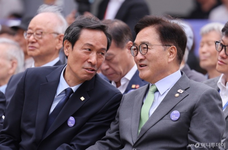<b>우원식</b> 의장, 국회 찾은 <b>우상호</b> 정무수석에 "국회-정부 협력 매우 중요...