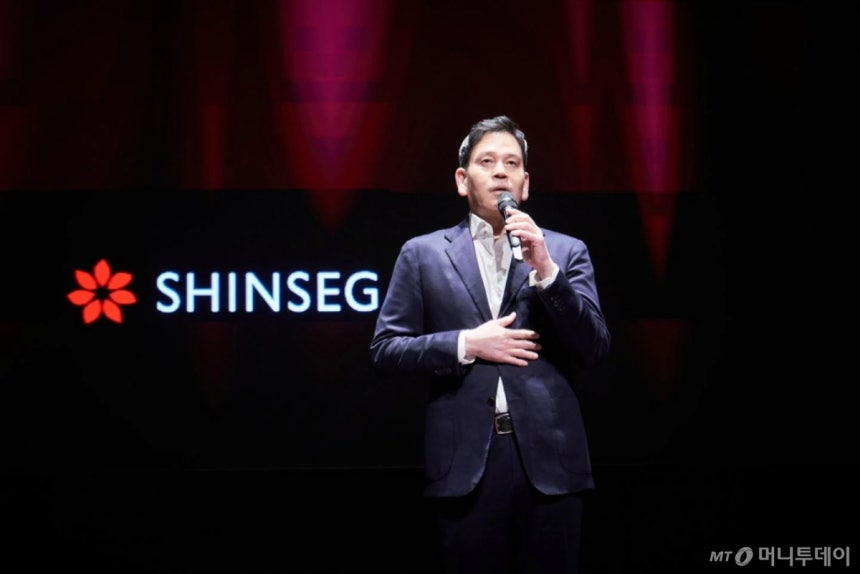 정용진 신세계그룹 회장이 지난 21일 서울 중구 신세계남산에서 열린 2025년 신세계그룹 신입사원 수료식에 참석해 질의응답을 하고 있다. (사진=신세계그룹 제공) 2025.02.24. /사진제공=뉴시스