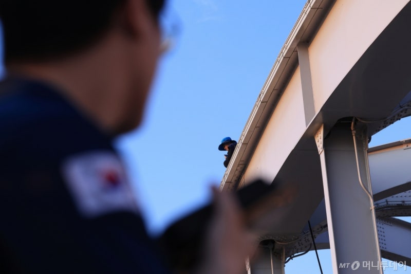 '<b>아동시설 폭력 진상규명</b>' <b>한강대교</b> 오른 남성...6시간 만에 내려와