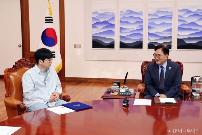 (서울=뉴스1) = 우원식 국회의장이 12일 서울 여의도 국회에서 탁현민 전 청와대 의전비서관을 국회의장 행사기획자문관으로 위촉, 환담하고 있다. (국회의장실 제공. 재판매 및 DB 금지) 2025.6.12/뉴스1