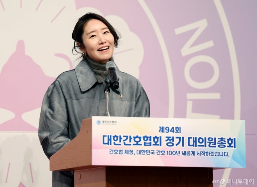 [서울=뉴시스] 김진아 기자 = 국회 보건복지위원회 야당 간사인 더불어민주당 강선우 의원이 26일 서울 중구 롯데호텔에서 열린 대한간호협회 제94회 정기 대의원총회에서 축사를 하고 있다. 2025.02.26. blu