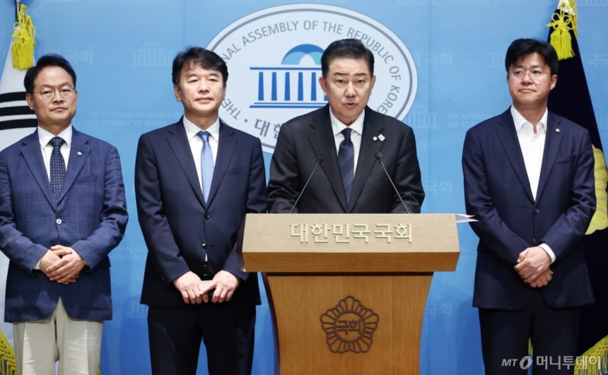 (서울=뉴스1) 김민지 기자 = 김병기 더불어민주당 신임 원내대표가 15일 오전 서울 여의도 국회 소통관에서 원내대표단 인선발표를 하고 있다.  왼쪽부터 허영 정책수석, 문진석 운영수석, 김 원내대표, 박상혁 소통수