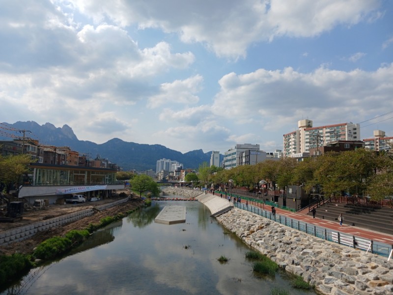 북한산 바라보며 '물멍'…<b>우이천 수변활력거점</b> 개장