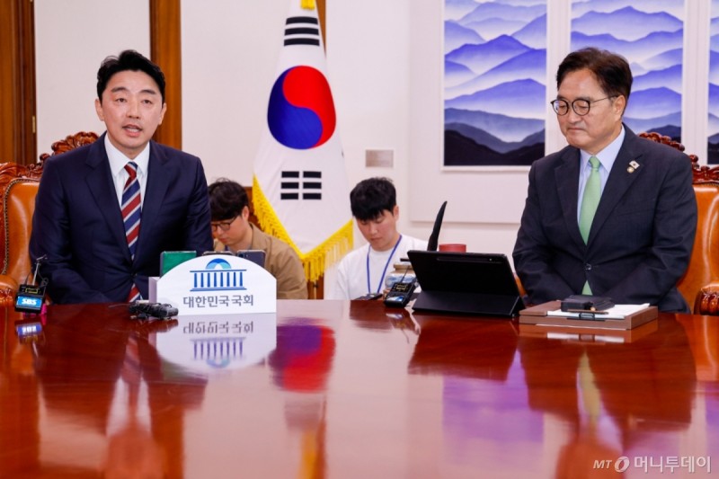 <b>강훈식</b> 비서실장 만난 <b>우원식</b> 의장 "대통령 도와서 난제들 잘 해결할 것...