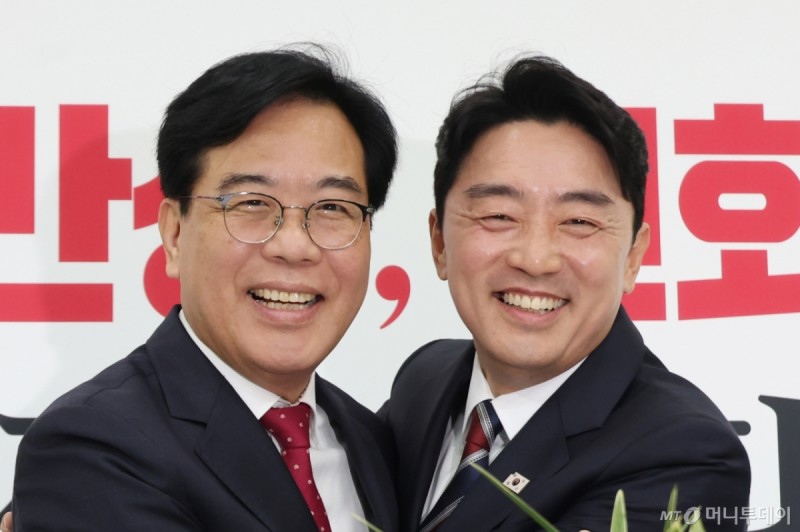 손뼉 치며 강훈식 비서실장 맞은 野 <b>송언석</b> "김민석 인선 걱정스러워"