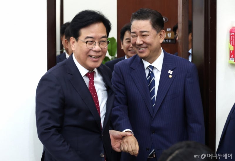 "주 1회 만난다"는 <b>김병기</b>-<b>송언석</b> 원내대표…여야 <b>협치</b> 이뤄낼까