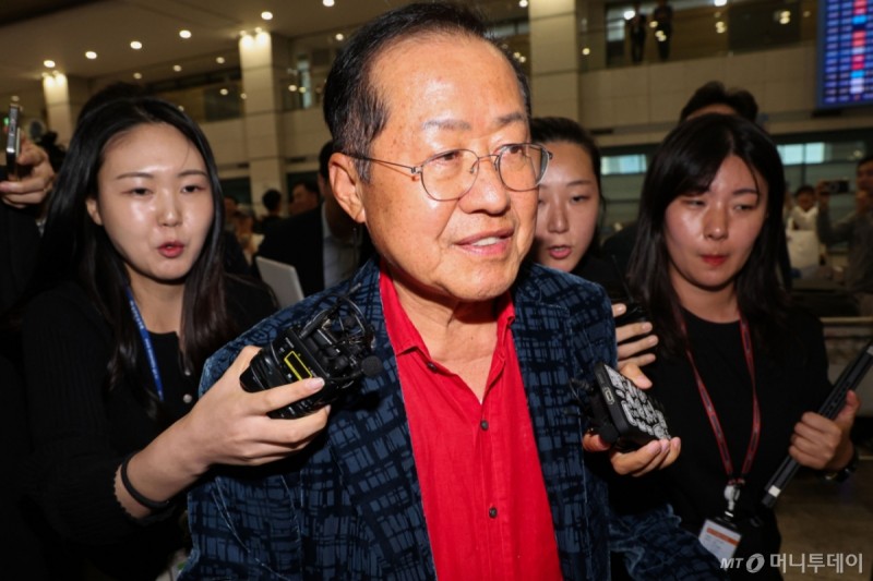 '<b>귀국</b>' <b>홍준표</b> "새 정부, 정치보복 말길…정당해산? 한 달 전부터 얘기...
