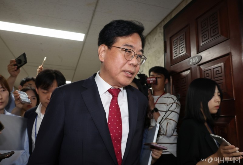 <b>송언석</b> 만난 野 초·재선 "<b>혁신</b> 전당대회를…임시 비대위 구성해야"