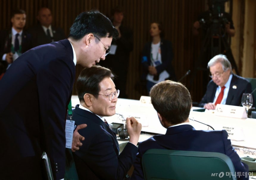 [카나나스키스(캐나다)=뉴시스] 최진석 기자 = 이재명 대통령이 17일(현지 시간) 캐나다 앨버타주 카나나스키스 주요 7개국(G7) 정상회의장에서 업무오찬 및 G7 정상회의 확대세션에 참석해 에마뉘엘 마크롱 프랑스