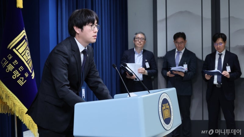 '77년생 대통령실 수석' <b>하정우</b> "혁신 만드는 건 'AI 스타트업'"