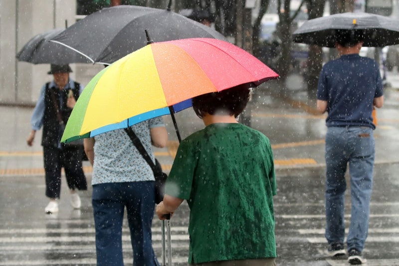 '시간당 50' 출근길 <b>물폭탄</b>…서울·수도권 등 호우특보 발효