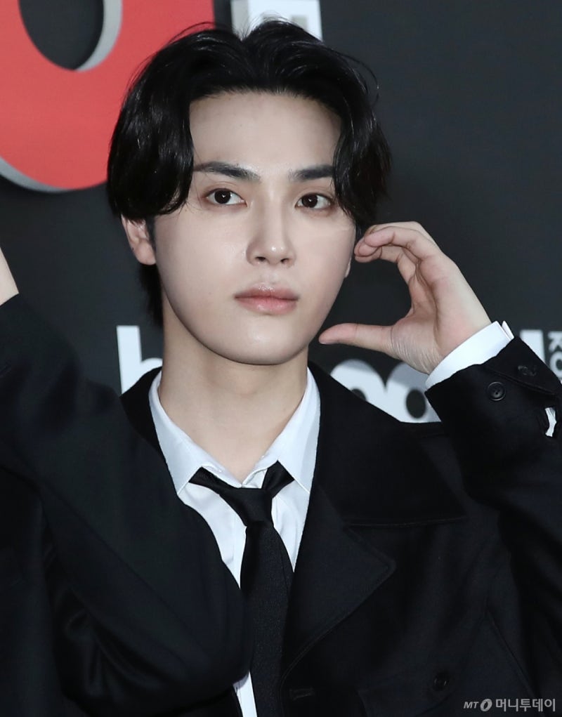 'AV 배우 <b>논란</b>' 그 가수 퇴출 반발에…소속사 "정당한 조치"