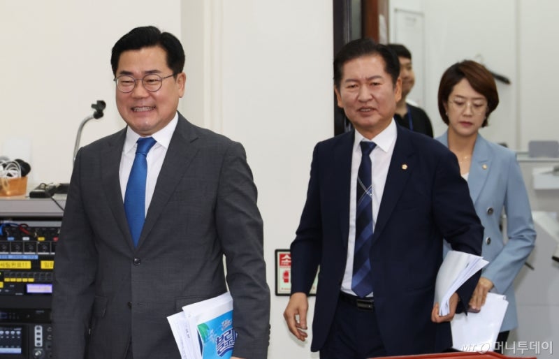 '인기·인지도 우위' <b>정청래</b> vs '이재명 웃게 하는 男' 박찬대, 결과는?