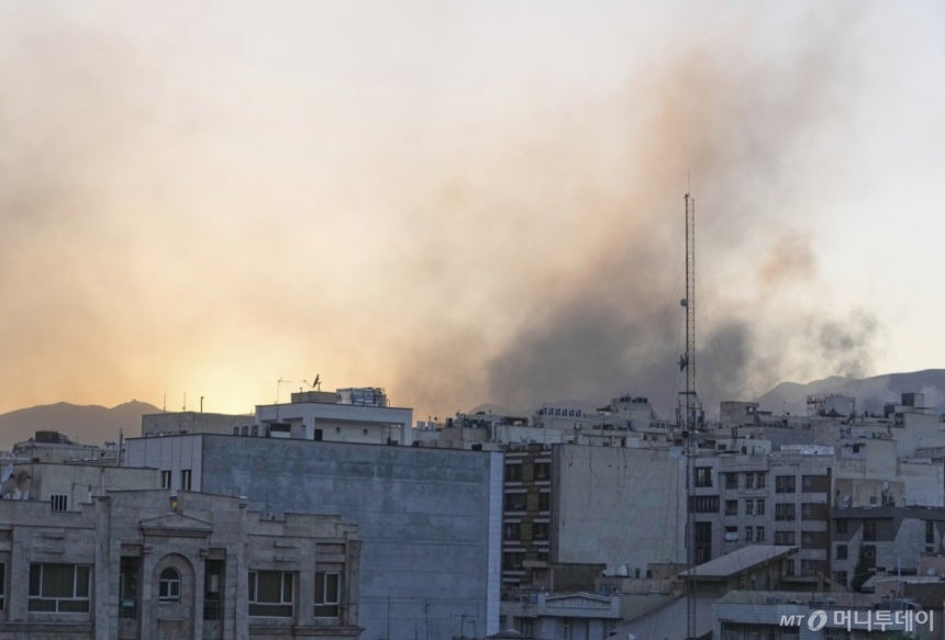 지난 18일(현지시간) 이란 테헤란에서 이스라엘의 공격을 받은 후 연기가 치솟고 있다. / AP=뉴시스