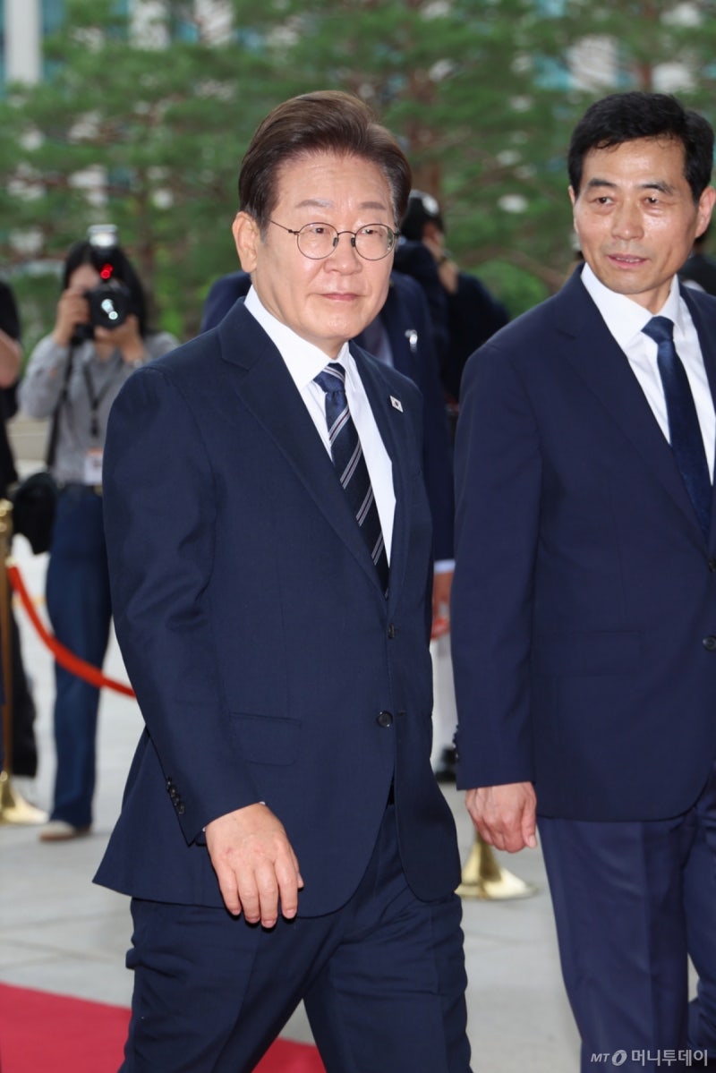 <b>이재명 대통령</b> "민생회복 위해 <b>추경</b>...소비진작 예산 11조3000억원"