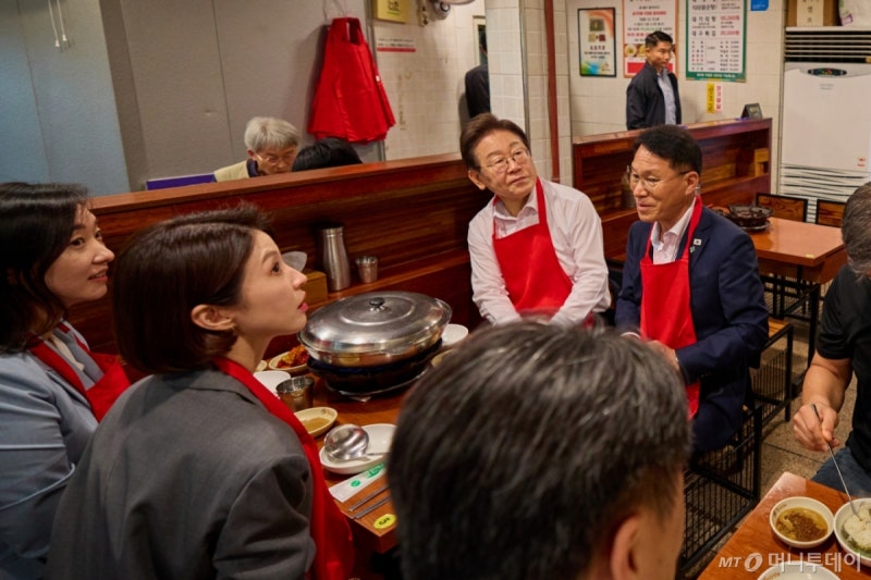 "<b>경제회복</b> 시급"···<b>이재명 대통령</b>, 시정연설 후 골목식당서 '깜짝 대...