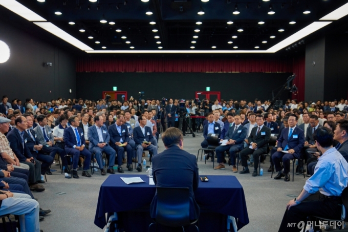 [서울=뉴시스] 이재명 대통령이 25일 광주 국립아시아문화전당에서 광주시민·전남도민과 타운홀미팅을 하고 있다. (사진=대통령실 제공) 2025.06.25. photo@newsis.com *재판매 및 DB 금지 /사진