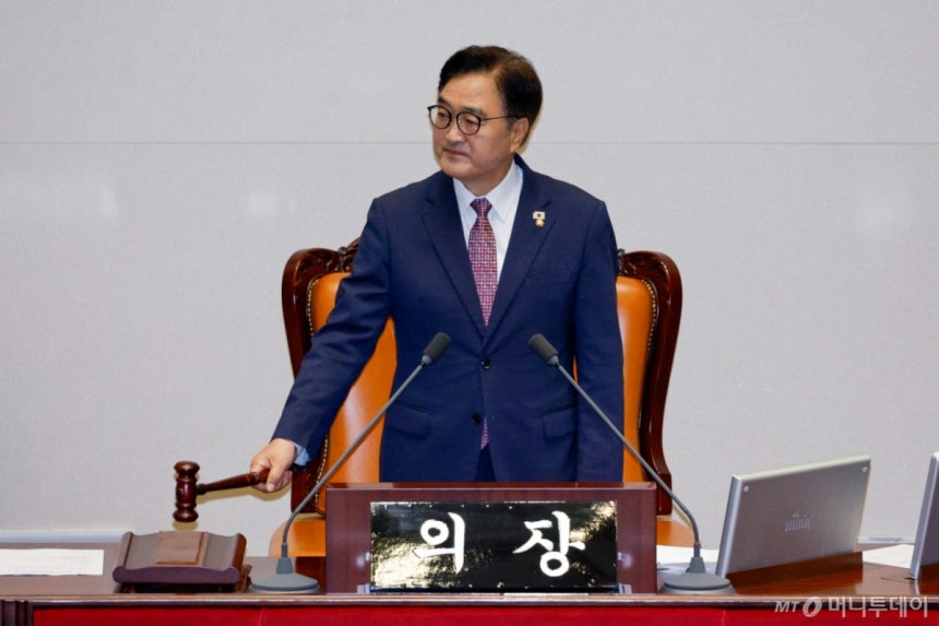 [서울=뉴시스] 국회사진기자단 = 우원식 국회의장이 26일 오전 서울 여의도 국회에서 열린 제426회국회(임시회) 제2차 본회의에서 의사봉을 두드리고 있다. 2025.06.26. photo@newsis.com /사진