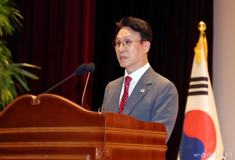 붉은 넥타이 맨 <b>김민석 총리</b> "새벽 지키는 <b>총리</b> 되겠다"