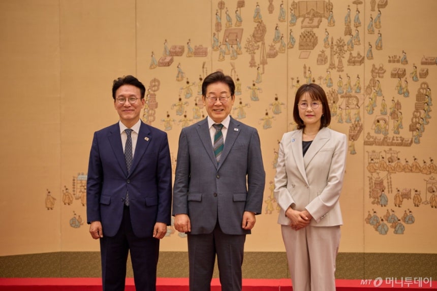 (서울=뉴스1) 이재명 기자 = 이재명 대통령이 4일 서울 용산 대통령실 청사에서 열린 임명장 수여식에서 김민석 신임 국무총리에게 임명장을 수여한 후 기념촬영을 하고 있다.  사진 오른쪽은 김 총리 배우자. (대통령