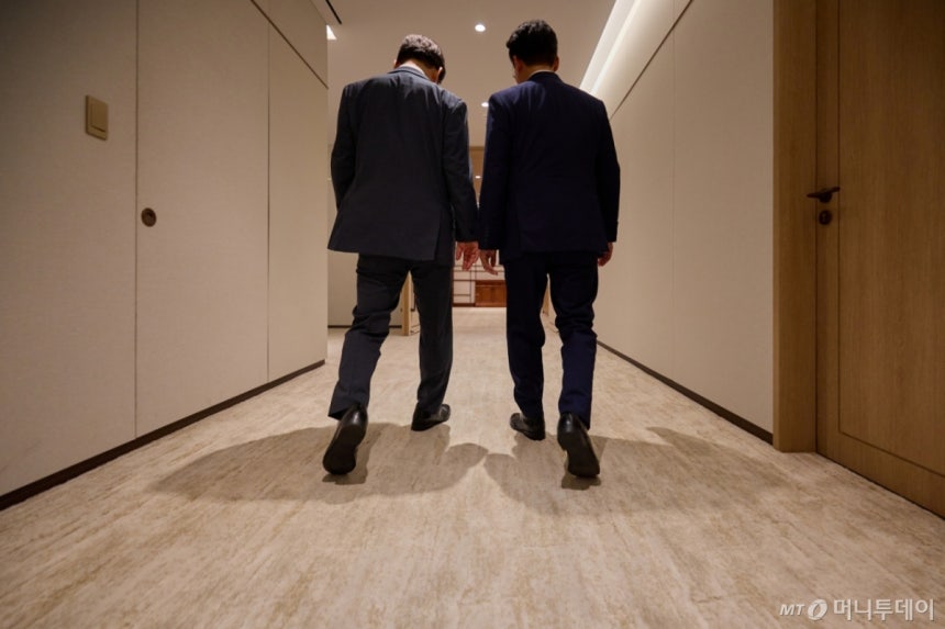 (서울=뉴스1) 허경 기자 = 이재명 대통령이 지난 4일 서울 용산 대통령실 청사에서 열린 김민석 신임 국무총리와 환담 뒤 이동하고 있다 (이재명 대통령 SNS. 재판매 및 DB 금지) 2025.7.5/뉴스1  Co