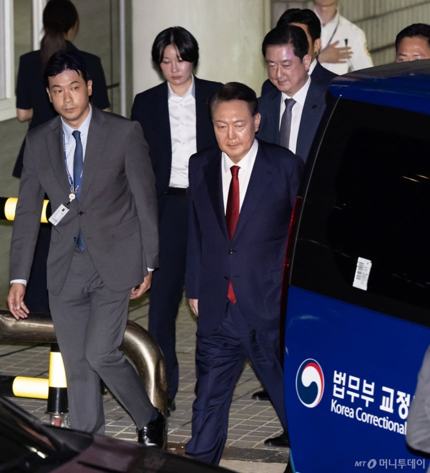 윤석열 전 대통령이 9일 서울 서초구 서울중앙지법에서 열린 직권남용 등 혐의 영장실질심사(구속 전 피의자 심문)를 마친 뒤 대기 장소인 서울구치소로 이동하기 위해 법원을 나서고 있다. 12·3 비상계엄 사태의