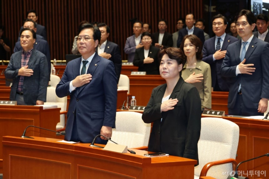 (서울=뉴스1) 이광호 기자 = 송언석 국민의힘 비상대책위원장 겸 원내대표와 윤희숙 혁신위원장이 9일 오후 서울 여의도 국회에서 열린 의원총회에서 국민의례를 하고 있다. 2025.7.9/뉴스1 Copyright