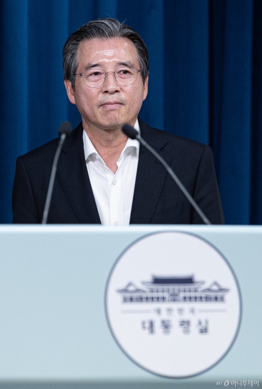 (서울=뉴스1) 이재명 기자 = 김용범 대통령실 정책실장이 10일 서울 용산 대통령실 청사에서 RE100 산단 관련 브리핑을 하기 위해 입장하고 있다. 2025.7.10/뉴스1  Copyright (C) 뉴스1. A