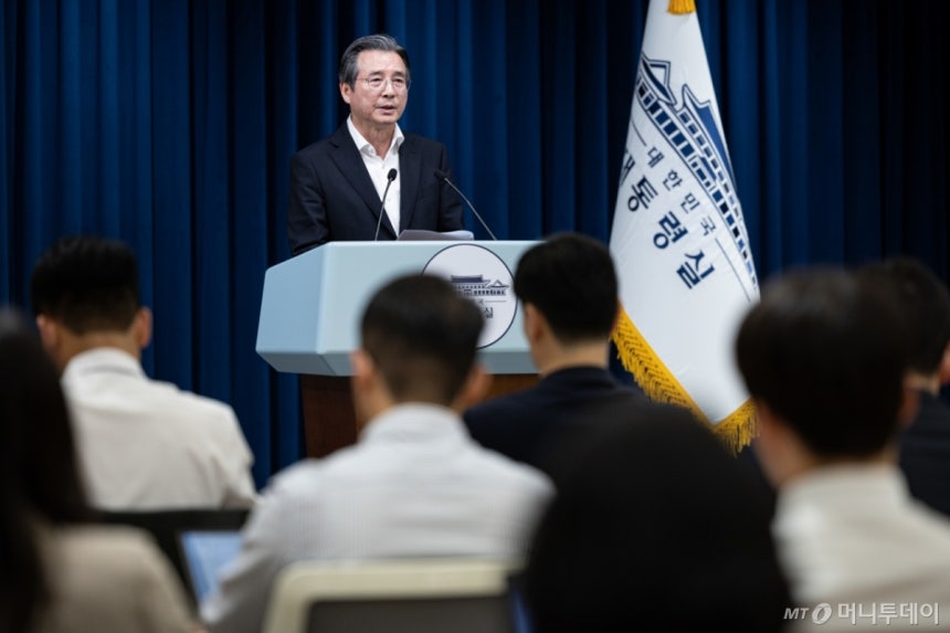 (서울=뉴스1) 이재명 기자 = 김용범 대통령실 정책실장이 10일 서울 용산 대통령실 청사에서 RE100 산단 관련 브리핑을 하고 있다. 2025.7.10/뉴스1  Copyright (C) 뉴스1. All right