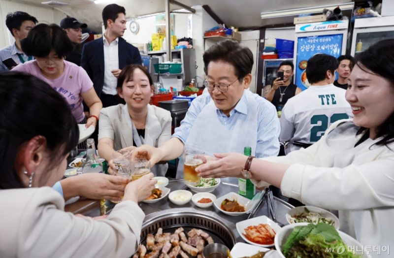 '앞치마 두르고 소맥 타줬다'...<b>소비 진작</b> 앞장 선 <b>이재명 대통령</b>