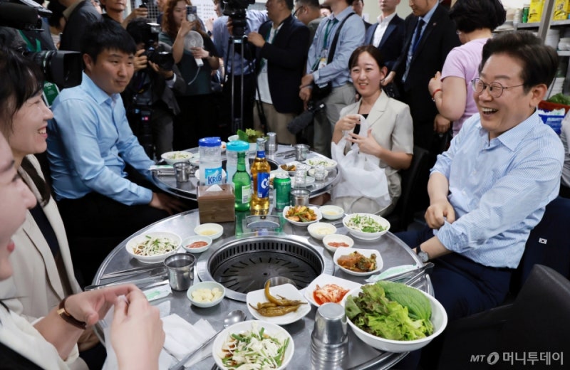 "주가 올라 <b>외식</b> 왔는데···" 고깃집서 <b>이재명 대통령</b> 본 시민들 반응